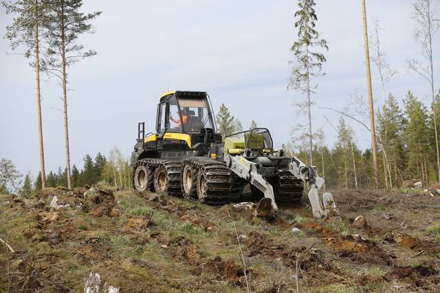 Jatkuvatoimisessa laikkumätästyksessä maanmuokkaus tapahtuu metsätraktoriin kiinnitetyllä laitteella, joka tekee laikkumättäitä automaattisesti määrävälein. 